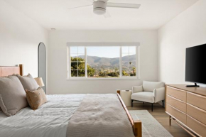 Modern Escape w Mountain Views, Walk to Lake, Heated Pool, Dining